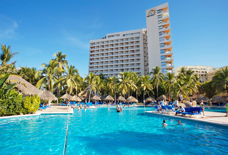Área de alberca del hotel Park Royal Ixtapa